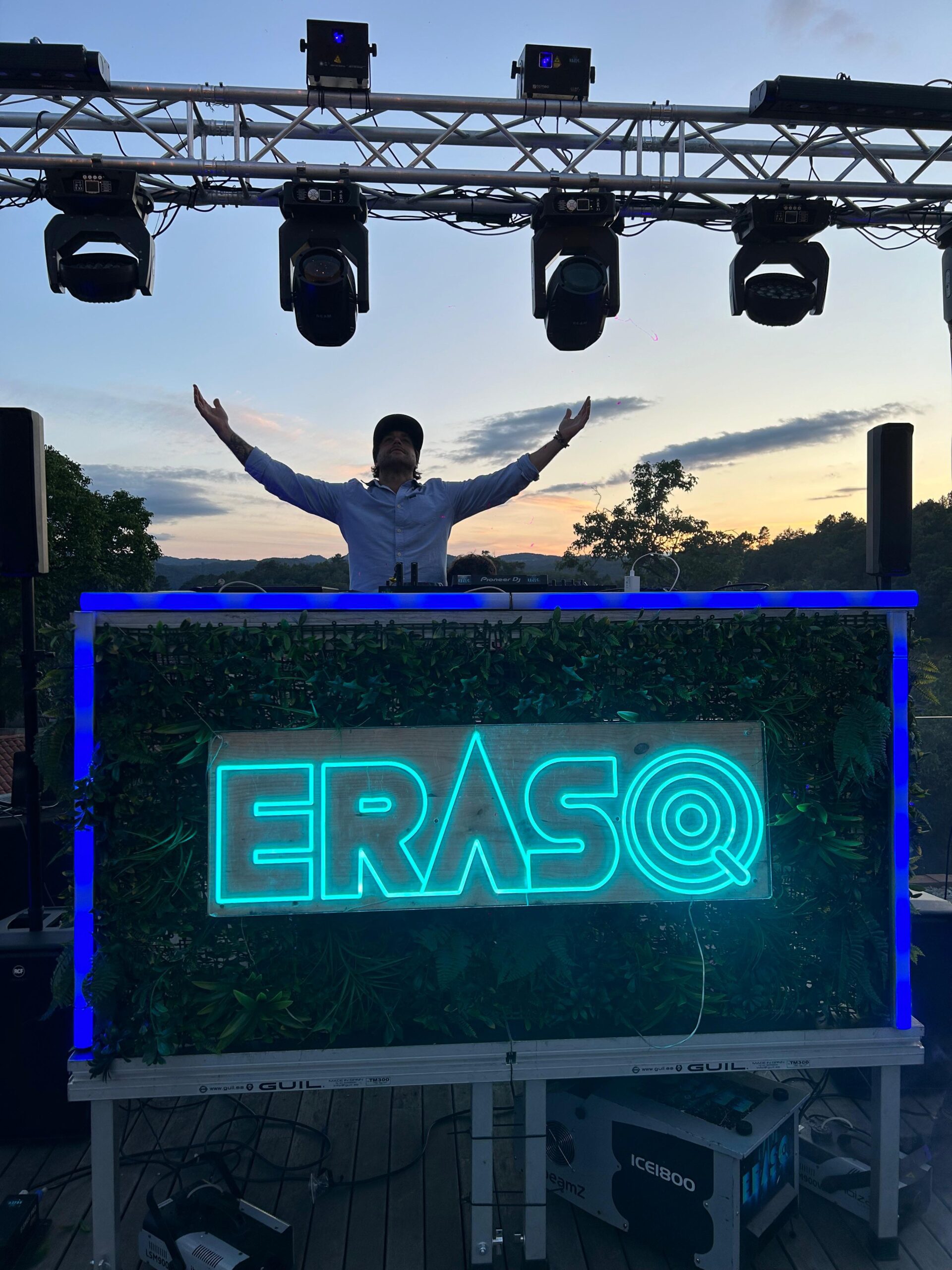 ¿Cuánto cobra un DJ por hora?